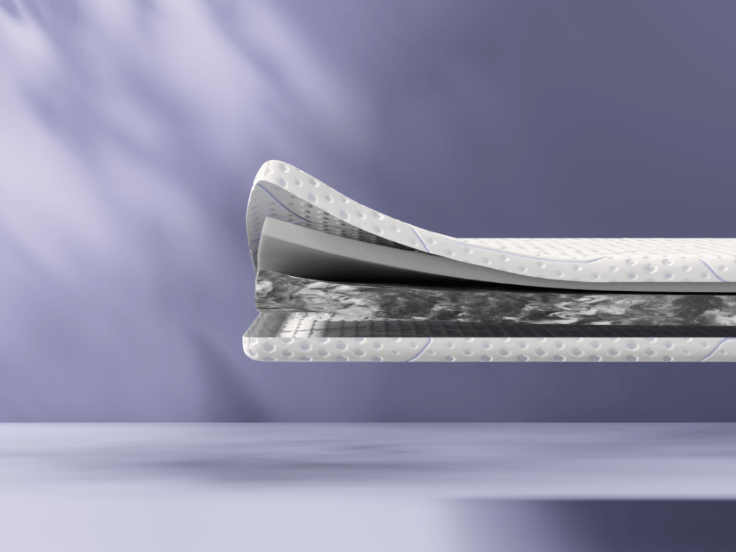 Doorsnede van de Emma Original Pro+ Topper, met meerdere lagen schuim en textiel in verschillende kleuren en texturen.